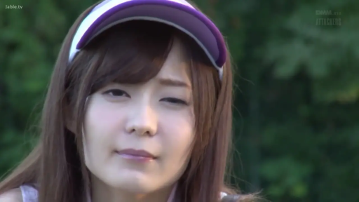 脸部特写 · 凝视 · 户外 · 长发 · 正面 · 眯眼 · 遮阳帽