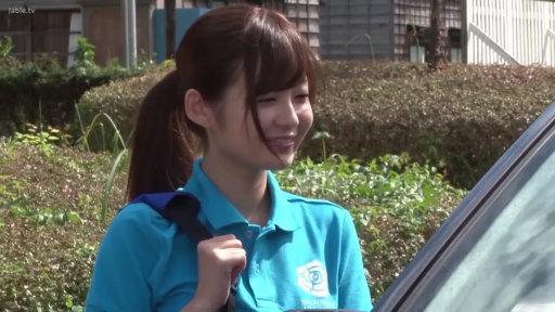 面部 · 站立 · 户外 · 蓝色POLO衫