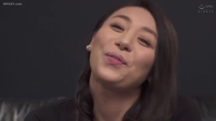 室内 · 脸部 · 微笑 · 谈话 · 正面 · 黑色上衣 · 采访