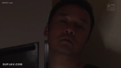 室内 · 真剣 · 顔部のクローズアップ · 注視 · 正面 · 黑色上衣 · 低亮度