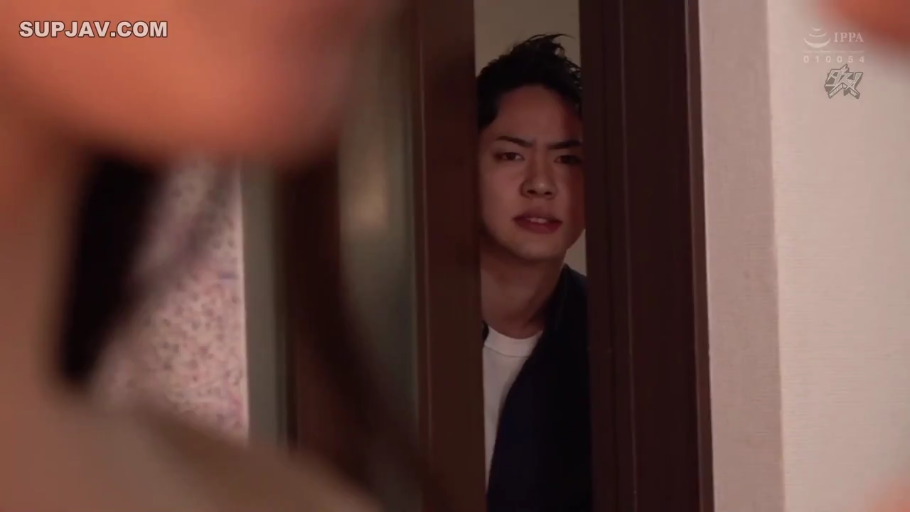 嚴肅 · 面部 · 门 · 窥视 · 偷窥 · 夹克 · 门缝 · 偷看