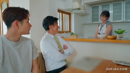 坐姿 · 交谈 · 中景 · 微笑 · 餐桌 · 围裙 · 厨房 · 家庭场景