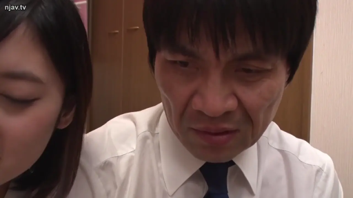 室内 · 严肃 · 衬衫 · 特写 · 凝视 · 贴近