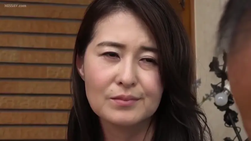 室内 · 顔部のクローズアップ · 困惑 · 注視 · 常服 · 熟女 · 正面