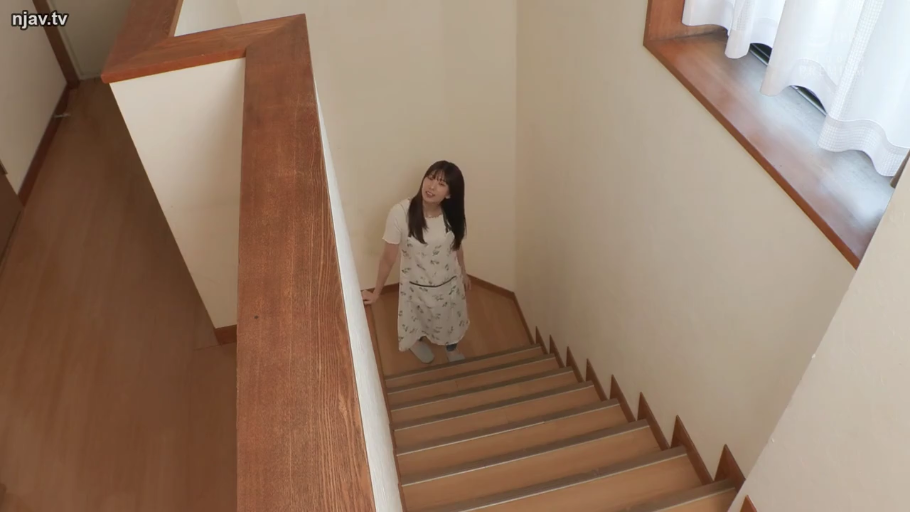 站立 · 全景 · 自然 · 楼梯间 · 楼梯 · 高视角 · 围裙 · 停留