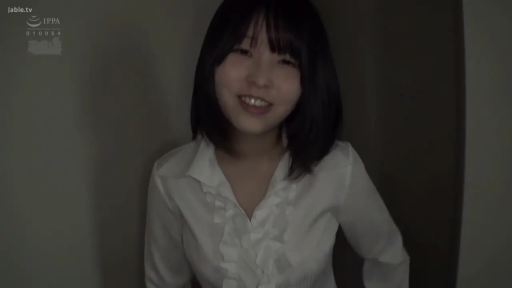 脸部特写 · 站姿 · 微笑 · 面对镜头 · 昏暗光线 · 室内房间 · 白色荷叶边衬衫