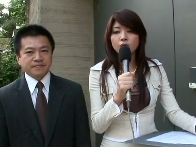 享受 · 客厅 · 沙发 · 舔阴 · 格子开衫 · 私处 · 三人 · 仰卧M字腿