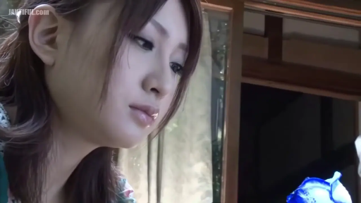 室内 · 沉思 · 忧郁 · 低头 · 脸部特写 · 长发 · 碎花服饰 · 蓝色花朵