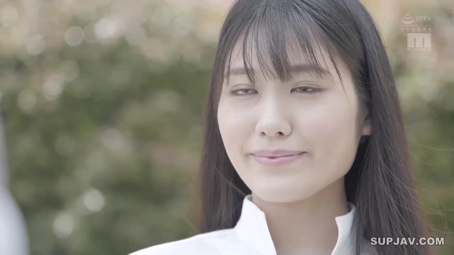 坐姿 · 自然 · 半身 · 健身房 · 休息 · 运动内衣 · 健身器材 · 运动健身