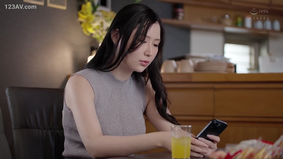 坐姿 · 专注 · 半身 · 喝果汁 · 杯子 · 餐厅 · 日常 · 灰色针织无袖上衣