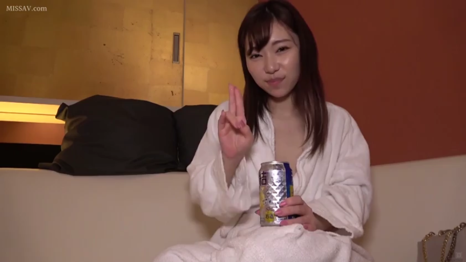 坐姿 · 中景 · 酒店房间 · 白色浴袍