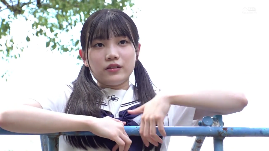 半身 · 凝视 · 户外 · 栏杆 · 水手服 · 双马尾 · 倚靠 · 恬静