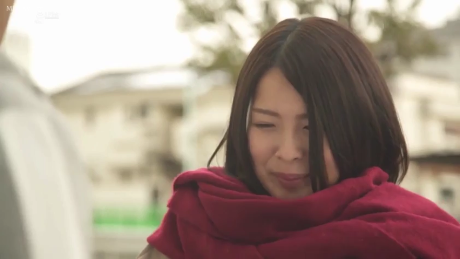 脸部特写 · 站立 · 羞涩 · 注视 · 街道 · 熟女 · 红色围巾