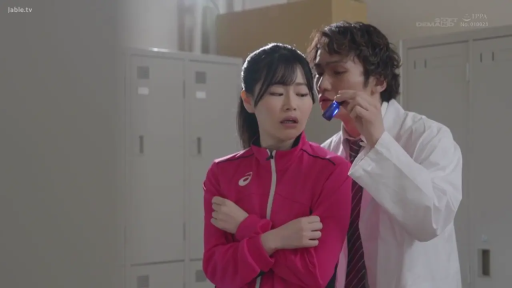 顔部のクローズアップ · 站立 · 更衣室 · 背景虚化 · 粉色运动外套 · 注视瓶子 · 疑虑不安 · 蓝色玻璃小瓶