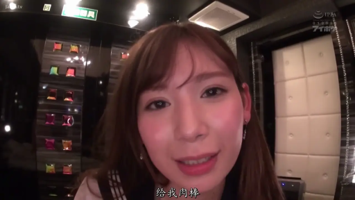 坐姿 · 微笑 · 面部特写 · 中文字幕 · 深色服饰 · 耳饰 · 娱乐场所 · 诱导性谈话