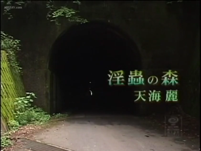 教室 · 站立 · 全景 · 课桌 · 开襟西装 · 羞辱 · 尴尬 · 多人场景