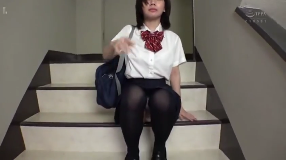 座り姿勢 · 中景 · 楼梯间 · JK制服 · 無表情 · 静的 · 学生包