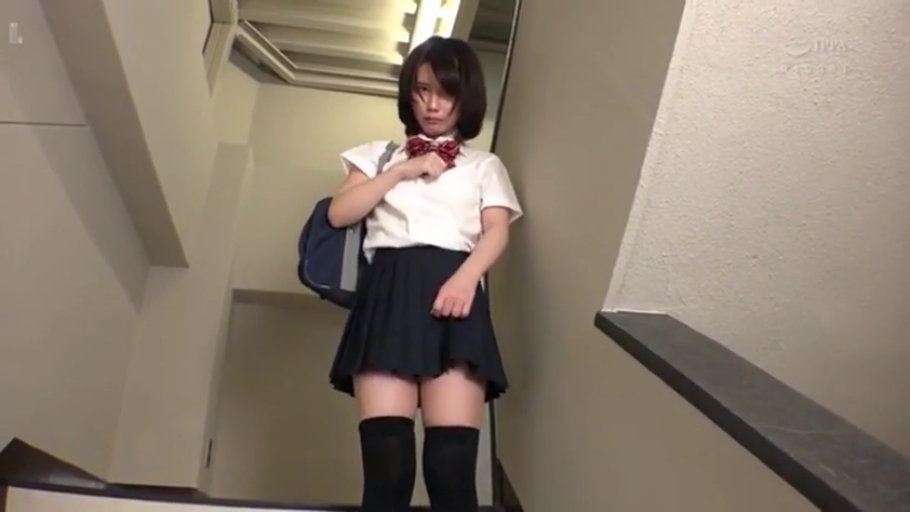 严肃 · 全身 · 站立 · 楼梯间 · JK制服 · 俯视 · 学生包 · 日本