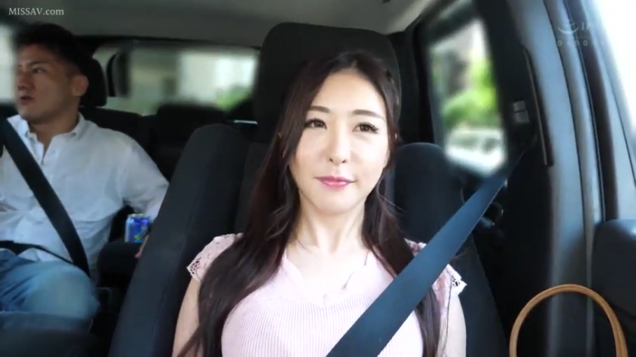 坐姿 · 胸部特写 · 巨乳 · 微笑 · 乘车 · 安全带 · 粉色针织衫 · 轿车内