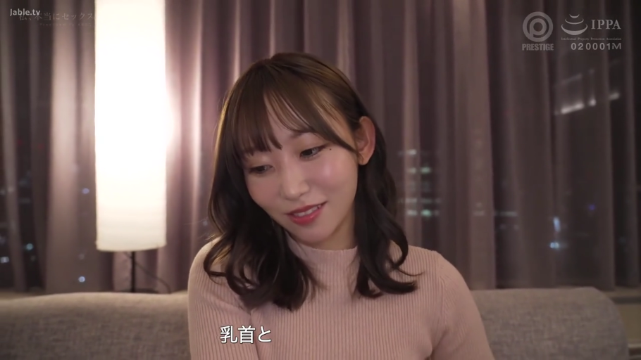 室内 · 坐姿 · 面部特写 · 粉色高领毛衣