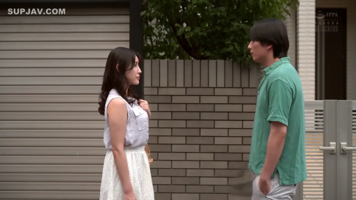 严肃 · 全身 · 剧情 · 交流 · 对立 · 户外 · 围栏 · 日常便服