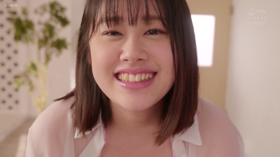 面部特写 · 居家室内 · 前倾俯身 · 含情脉脉 · 女优 · 粉色薄纱外套 · 深情凝视