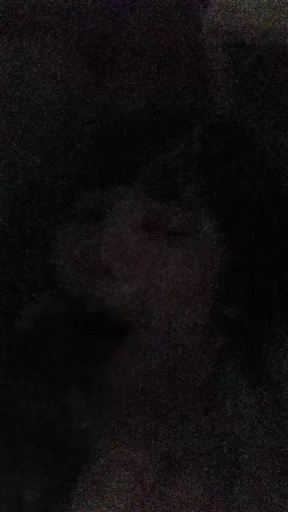 室內 · 臉部特寫 · 迷離 · 手机 · 自拍 · 侧卧 · 暗光