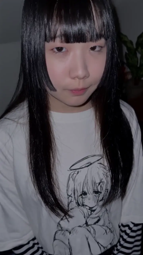 室内 · 面部 · 站姿 · 平静 · 注视 · 白色印花T恤 · 姬发式