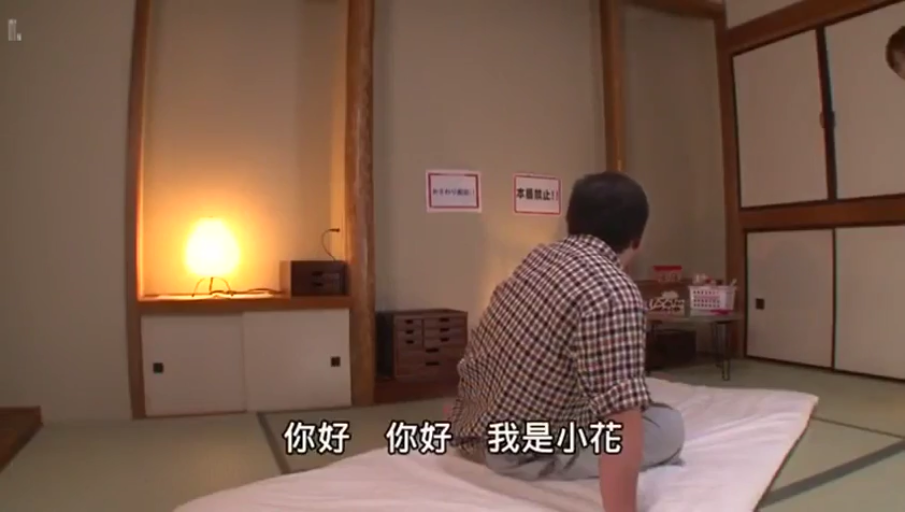 室内 · 俯身 · 脸部特写 · 愉悦 · 微笑 · POV视角 · 卫衣