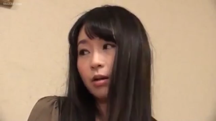 室内 · 脸部特写 · 长发 · 侧望 · 棕色上衣 · 侧头 · 微张口