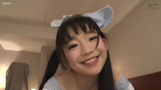 室内 · 身をかがめる · 顔部のクローズアップ · 微笑 · カメラに向かって · 双马尾 · 蝴蝶结发箍 · 蓝白格子裙