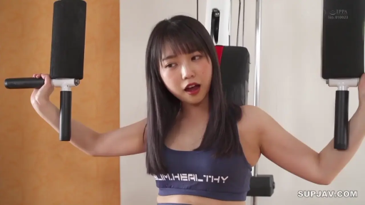 坐姿 · 运动背心 · 健身房 · 健身 · 健身器械 · 运动题材 · 发力