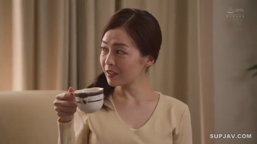 座り姿勢 · 自然 · リビング · 茶杯 · 熟女 · 胸部以上 · 浅黄色长袖 · 手持茶杯