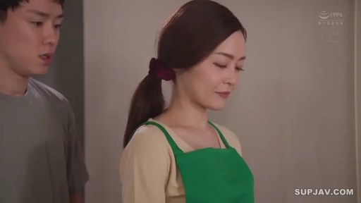 室内 · 站立 · 半身 · 居家 · 注视 · 温柔 · 发圈 · 绿色围裙