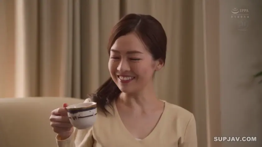 座り姿勢 · 微笑 · リビング · 上半身特写 · 熟女 · 黄色V领上衣 · 手持茶杯 · 陶瓷杯