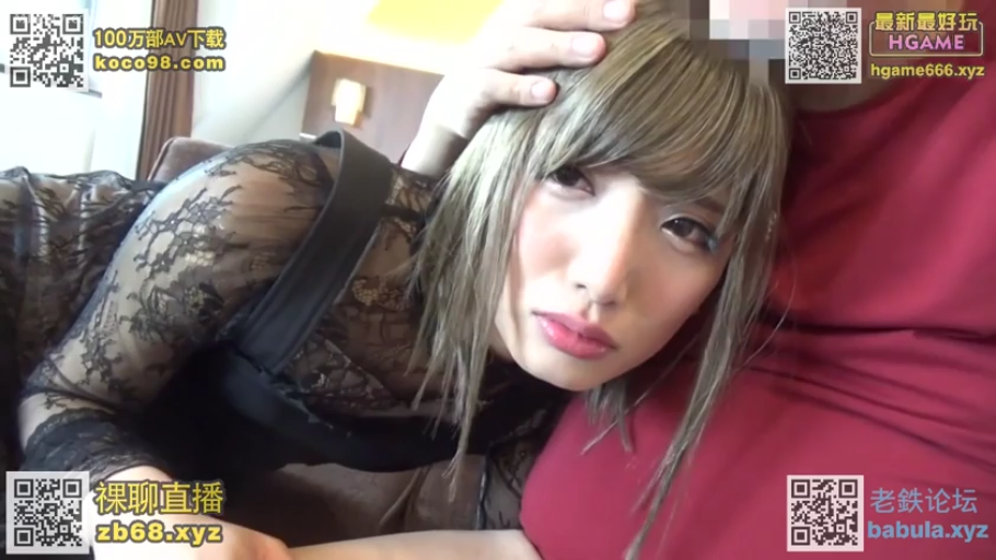 室内 · 委屈 · 面部特写 · 亲昵 · 二维码 · 依偎 · 黑色蕾丝衣