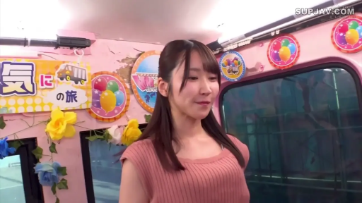 中景 · 站姿 · 微笑 · 注视 · 亚洲女性 · 装饰巴士内 · 粉色针织无袖上衣 · 人造花