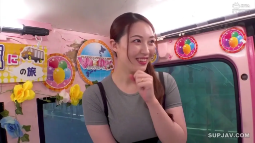 室内 · 面部 · 甜美 · 站立 · 灰色上衣 · 互动 · 车厢 · 假花