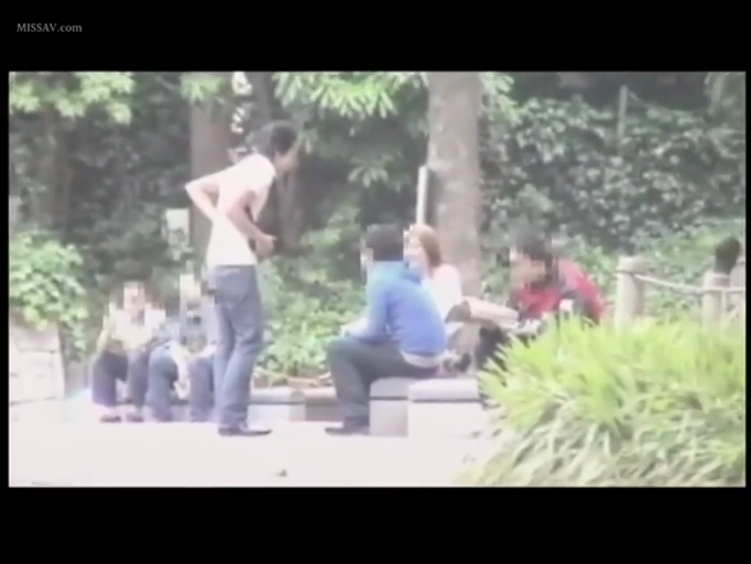 交谈 · 站立 · 全景 · 自然 · 休闲服 · 公园 · 长椅