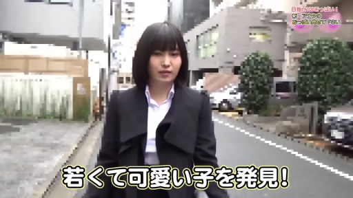 站立 · 字幕 · 中景 · 行走 · 平淡 · 西装 · 户外街道