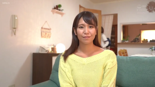 坐姿 · 中景 · 自然 · 客厅 · 注视镜头 · 绿色沙发 · 黄色针织衫 · 居家背景