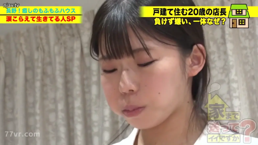 脸部特写 · 白色上衣 · 进食 · 闭目 · 住宅室内 · 俯头