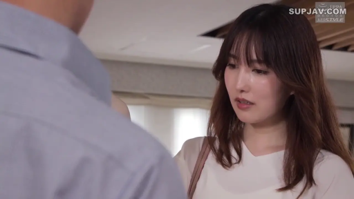 交谈 · 忧郁 · 站立 · 面部特写 · 走廊 · 长发 · 白色V领上衣 · 单肩包