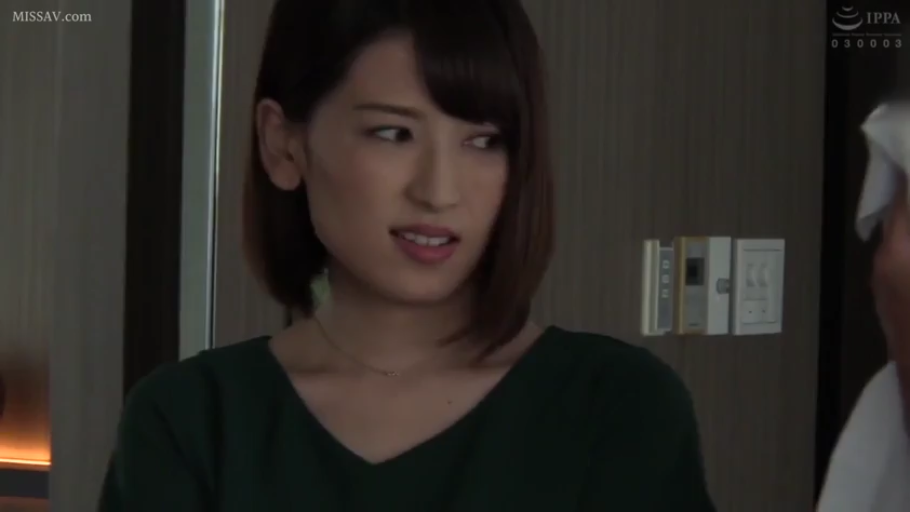 室內 · 站立 · 注視 · 头部特写 · 疑惑 · 墨绿色V领上衣