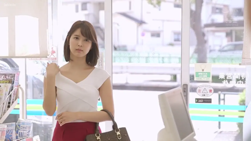 中景 · 站姿 · 平靜 · 手提包 · 凝视 · 便利店 · 亚洲女性 · 白色露肩上衣