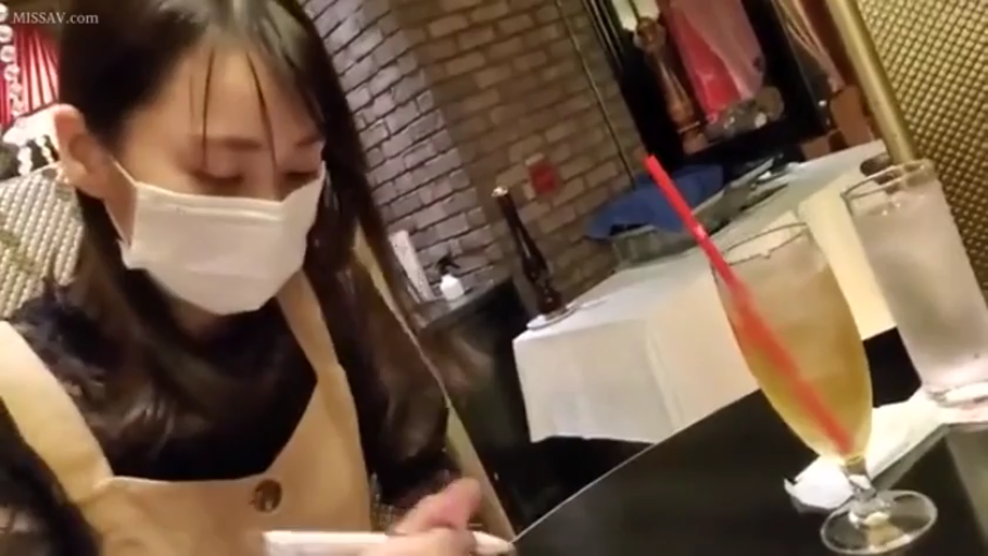 坐姿 · 面部 · 自然 · 餐厅 · 口罩 · 圍裙 · 素人 · 書寫