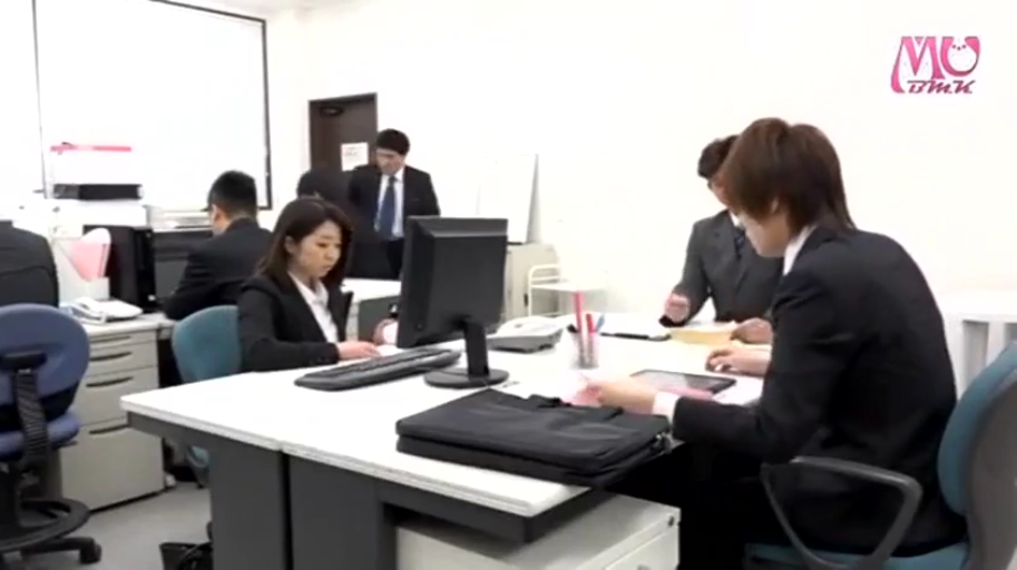 室内 · 微笑 · 舔阴 · 跨坐 · 私处 · 低视角 · 蕾丝内裤 · 白T恤与格纹裙