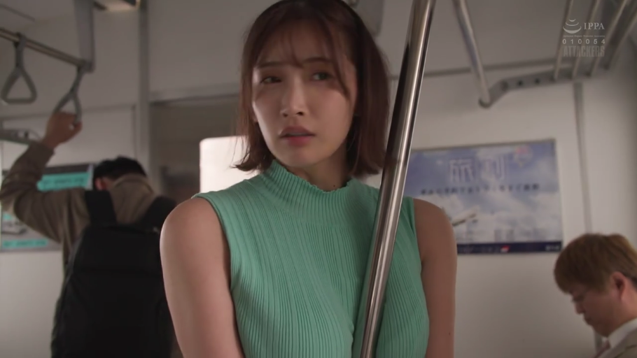 胸部 · 站姿 · 电车车厢 · 乘车 · 短发 · 紧张 · 扶手杆 · 绿色无袖紧身针织衫