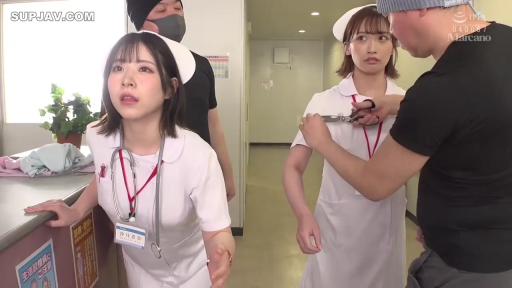 医院 · 护士服 · 角色扮演 · 站立 · 剪刀 · 吃惊 · 剪衣服