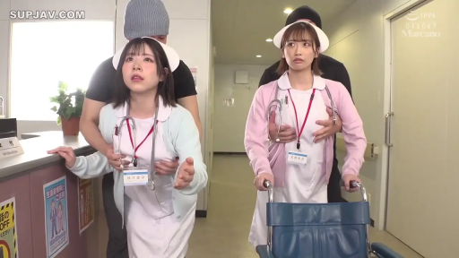 站立 · 平静 · 面部特写 · 注视 · 户外 · 双人 · 休闲服 · 口罩